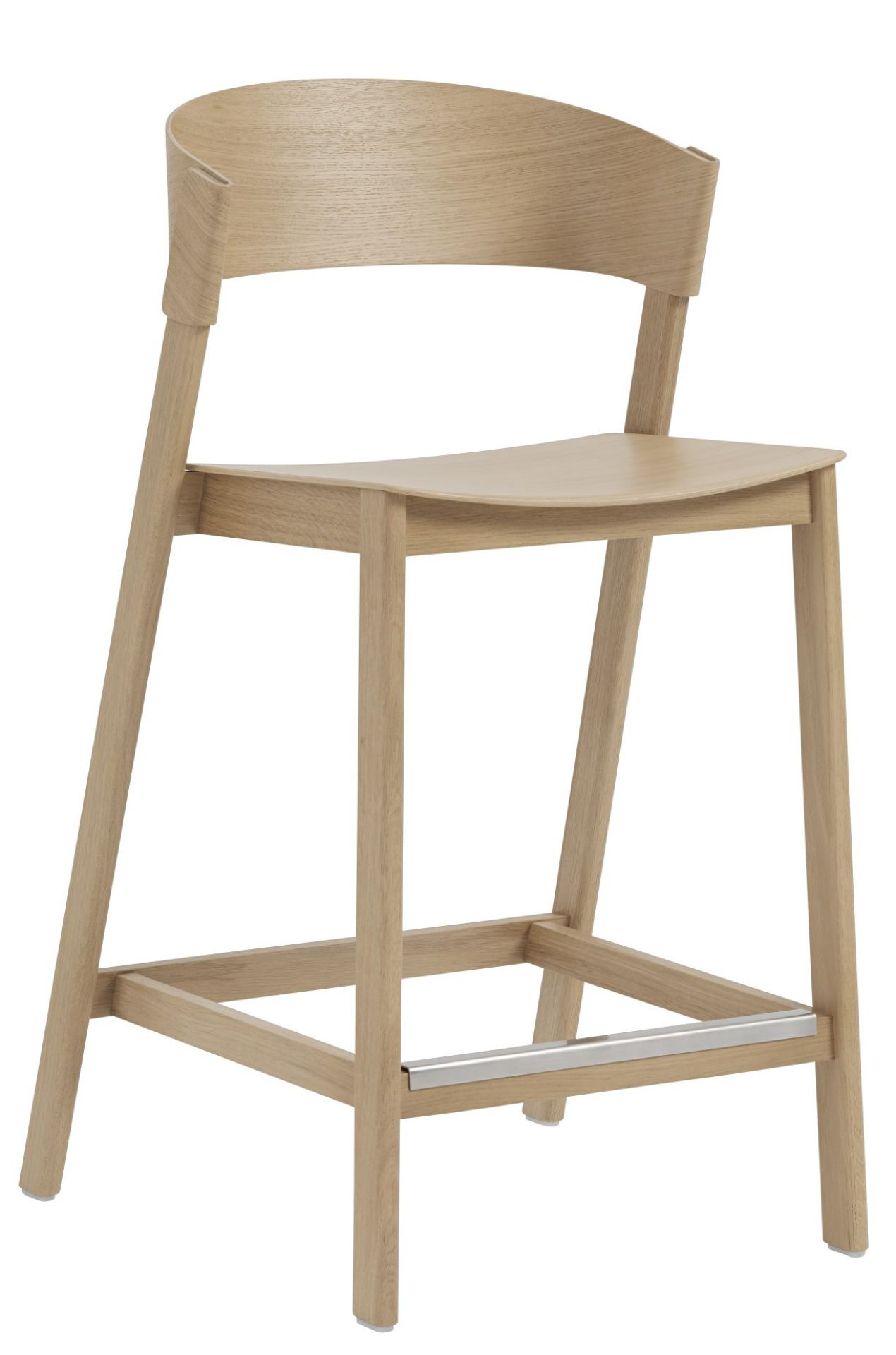 Muuto Cover Counterstool Thekenhocker aus hellem Holz, H 65 cm, mit Fußstütze aus Metall.
